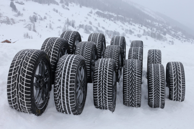 Test de pneus d’hiver 2026: de grandes différences en matière de sécurité et de kilométrage